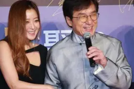 成龙和金喜善出席活动，网友：大哥笑的真开心啊图片