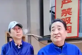 姜昆冯巩罕见同框！后者面无表情显敷衍，被疑同门师兄弟关系不佳图片