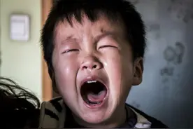 孩子被吼后，是闭嘴还是顶嘴？不同的选择预示孩子未来的性格图片