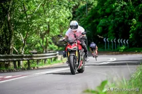 试驾测评杜卡迪街霸V4S摩托车，机械感十足图片