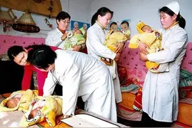 宝妈一胎生5个，娃的性别成产房最大亮点，护士：老五命真好图片