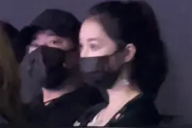 潘玮柏带老婆现身孟佳演唱会，luna皮肤白皙气质好口罩难掩高颜值图片