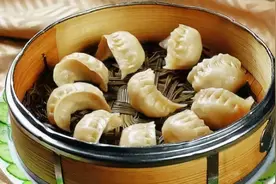 蒸饺，和面用热水还是冷水？教你正确做法，不粘不烂，放凉都不硬图片