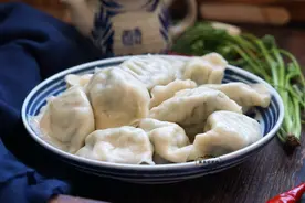 8月这菜最鲜嫩，包饺子皮薄大馅，一咬满嘴汤汁，老少吃不够图片