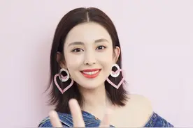 新疆女神古力娜扎，身穿露肩牛仔上衣气质甜美可人图片