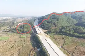 南方山村知名的大墓地，是皇母坐台还是龙头起舞，来个大师傅看看视频封面