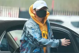 偶遇鹿晗开车，谁注意副驾驶的人，镜头放大10倍，这不是那谁？图片