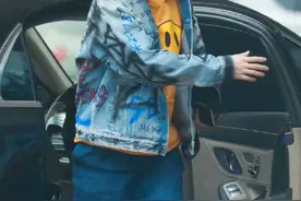偶遇鹿晗开车，谁注意副驾驶的人，镜头放大10倍，这不是那谁？图片