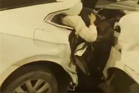 轿车凌晨失控漂移撞上电线杆，车辆拦腰断裂致2死3伤图片