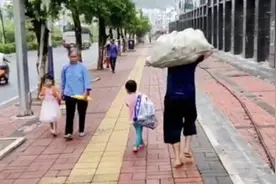 路上两个孩子相遇，彼此看向对方，网友：相同的年纪不同的境遇图片