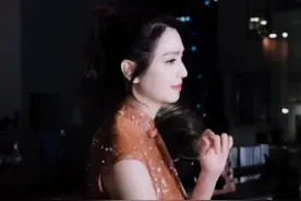 49岁洪欣穿旗袍大秀身材，老公和儿子看似同龄人，回家疑破婚变图片