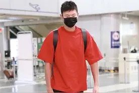 宁泽涛亮相机场，大红T恤+工装短裤时髦帅气，191的身高像超模图片