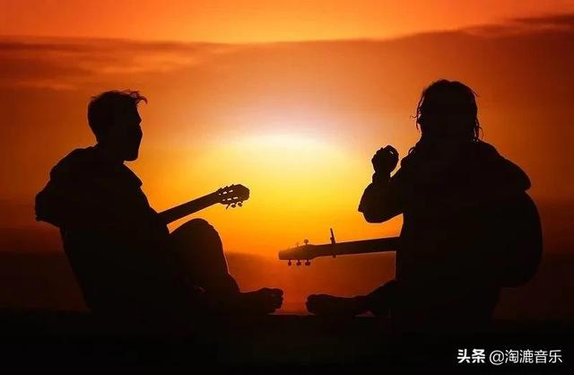 他是乐坛最特别的作词人，只有两根手指能动，却让20万人都哭了