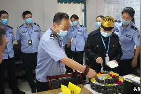 豫警观察丨特殊生日会 浓浓封闭情图片