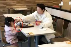 母女快餐店用餐，因路人的偷拍火了，网友：这孩子算是养“废”了图片
