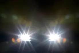 夜晚开车碰到远光灯，怎么办？老车主：不要对射，用这一招试试图片