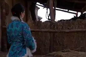 苦菜花：少奶奶看上健硕的长工，仅靠两个肉镆，就把他搞定了图片