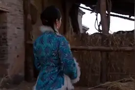 苦菜花：少奶奶看上健硕的长工，仅靠两个肉镆，就把他搞定了图片