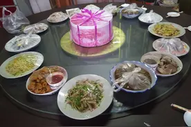 参加农村生日宴，15道菜220元，还没我的酒值钱，低端还是实惠？图片