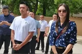 38岁林丹和40岁谢杏芳出游，前者像沧桑大叔，后者却活得像女王图片