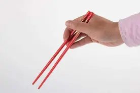 老汉10天不排便，将筷子伸进直肠去夹粪便，结果肠管被捅穿图片