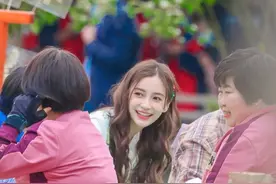 杨颖录跑男，下车那刻嘴巴咬的东西被抓拍，真不是跟小海绵学的？图片