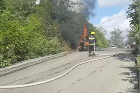 三轮车行驶途中自燃 六盘水一政府专职消防队成功处置图片