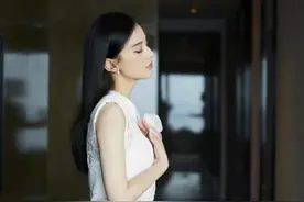 黄圣依练瑜伽被杨子偷拍，网友说酸，豪宅比美女抢镜图片