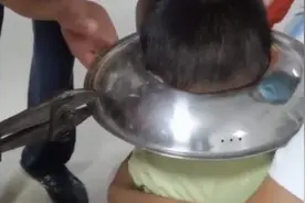 熊孩子花式被卡，儿童教育专家：孩子喜欢狭小的空间，不该制止图片