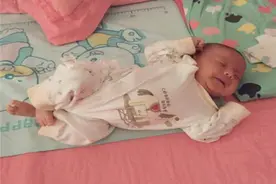 孩子睡觉时的4个常见表现，看似很可爱，身体却可能有不适感图片