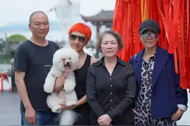 刘嘉玲一家拜佛祈福！母亲背40万包超土豪，弟媳红毛丝袜太不得体图片