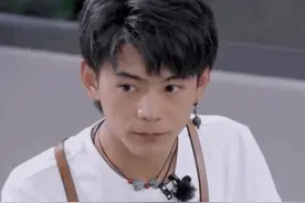 黄晓明吃西瓜白皮都啃嘴里了，丁真看懵，竟忘记嚼自己嘴里的瓜图片