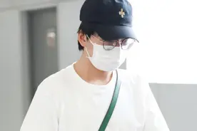 “大林子”郭麒麟现身机场，黑白简单搭配少年感满分图片
