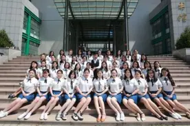 大学生毕业照1男39女，男生成唯一班宠，网友：“阴”气太重图片