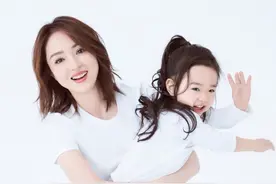 董璇晒亲子写真庆儿童节 与小酒窝穿母女装超养眼图片