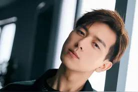 李现身穿明黄色毛衣，与蓝色搭配尽显男友味图片