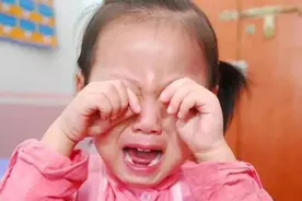 孩子忽然不想去幼儿园，越鼓励哭得越凶，妈妈和孩子的交流很重要图片