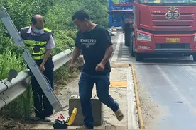 大件运输车卡在收费站怎么办？拆设备！图片