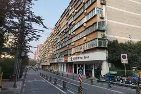 老楼装电梯究竟卡在哪？听说北京的新做法，济南一业主群"炸"了图片