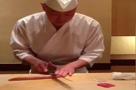 日本厨师不服刀工，将鱼切成“小蝴蝶”，结果还是被一根莲藕打败图片