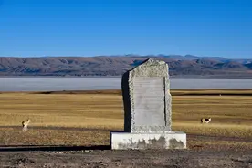 背着界碑在国家的边境反复横跳，违法吗？图片