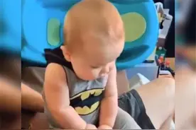 第一次当宝宝也会"害羞"，萌娃不敢跟爸爸对视，模样萌翻网友图片