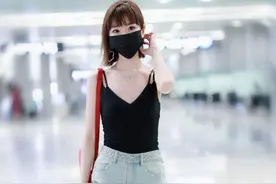 毛晓彤终于走红了，穿吊带装外露“内衣”，163身高也能凹出长腿图片