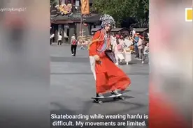汉服小哥穿女装玩滑板，国外网友：中国是时候包装自己的文化了图片