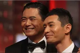 当179cm黄晓明撞上180cm周润发，身高仅差1cm，却看到最明显对比图片