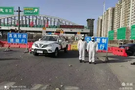 石家庄“双警”新婚小夫妻心手相牵共抗“疫”图片