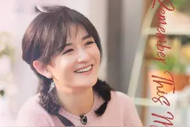 谢娜生日当天，跳跳和俏俏穿小红裙出镜，张杰教她们唱生日歌！图片