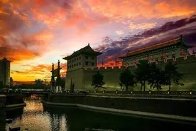 克林顿访华首选西安，就为了看古城墙，但他看到的城墙不是原装的图片