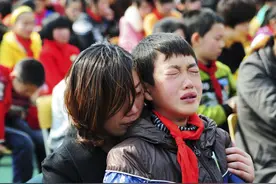 面对学校一哭二跪的感恩演讲，硬核爸爸：不许跪，跪了腿给你打断图片
