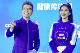 高圆圆朱广权罕见同框，同为42岁一个黑发一个白发，女神太嫩了图片